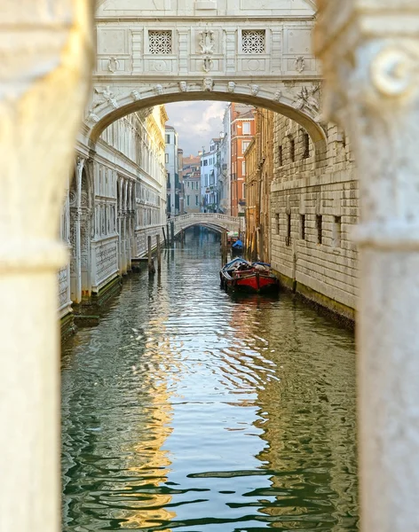 Gondel op kleine gracht passeren op weg naar de beroemde brug der zuchten (Ponte dei Sospiri) in Venetië, Italië. — Stockfoto