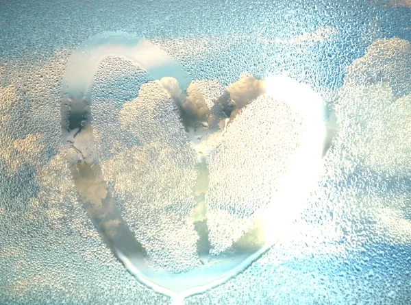 Draw heart on wet glass with cloud behind — Stock Photo, Image