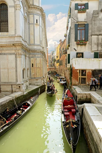 VENECIA, ITALIA - 13 de abril de 2015: Hermosa vista de la ciudad y góndola típica en el estrecho canal veneciano, Venecia, Italia. Tonificado imagen cuadrada — Foto de Stock