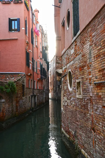 Canal estrecho en un día de verano en Venecia, Italia — Foto de Stock