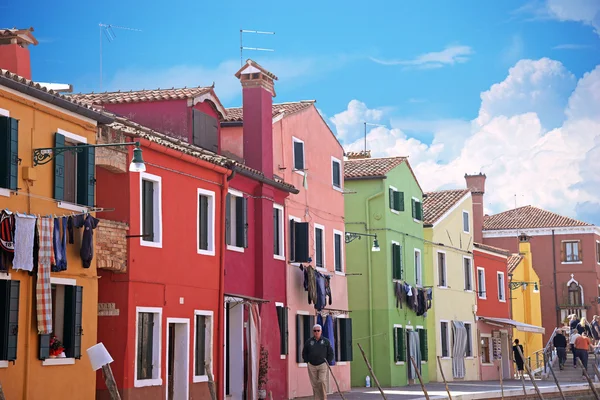 VENECIA, ITALIA, 13 DE ABRIL DE 2015. Isla Burano, casas multicolores de lugareños. Café en la orilla del canal. Burano la isla - un de los objetos atractivos turísticos en la laguna veneciana — Foto de Stock