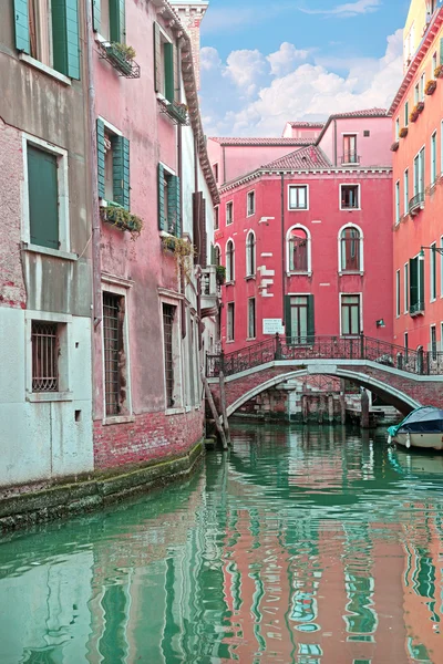 Canal estrecho en un día de verano en Venecia, Italia — Foto de Stock
