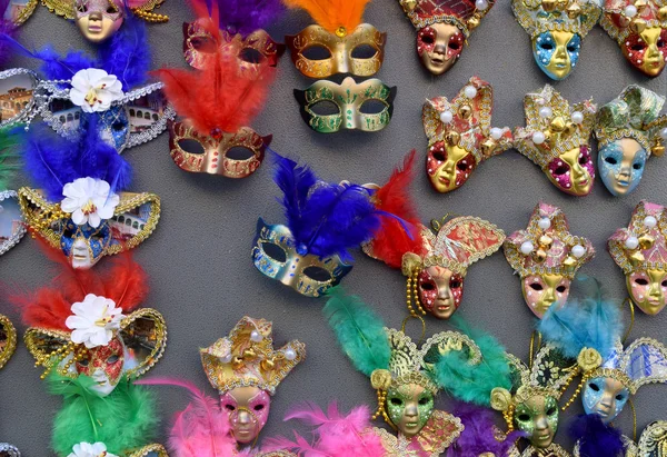 Venezianische Masken im Schaufenster in Venedig. — Stockfoto