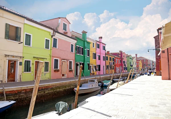 VENECIA, ITALIA, 13 DE ABRIL DE 2015. Isla Burano, casas multicolores de lugareños. Café en la orilla del canal. Burano la isla - un de los objetos atractivos turísticos en la laguna veneciana — Foto de Stock