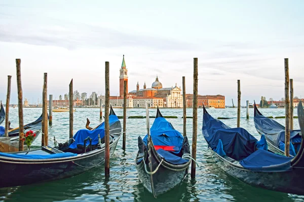 Gondolák kikötve a Szent Márk téren San Giorgio di Maggiore templom a háttérben - Velence, Venezia, Olaszország, Európa — Stock Fotó