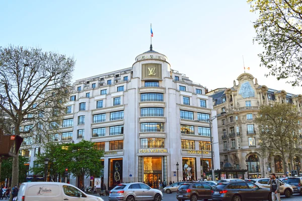 Parijs-Apr 14: Klanten zijn op wachtrij te voeren Louis Vuitton winkel op Champ Elysee avenue op April 14,2015 in Parijs, Frankrijk. Louis Vuitton is een van's werelds toonaangevende internationale mode-huizen. Stockafbeelding