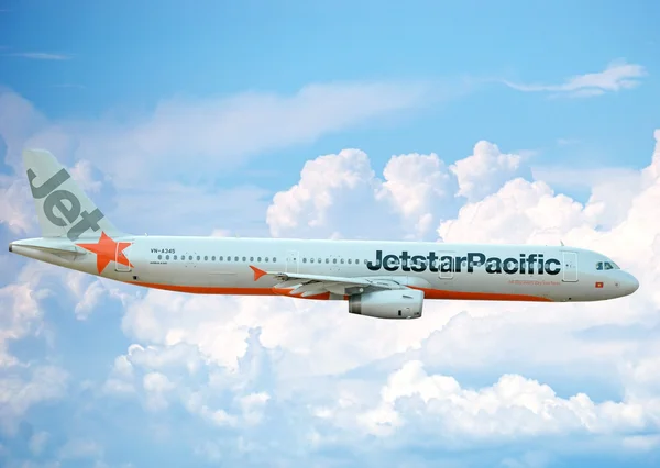 Ho Chi Minh City, Vietnam - 11 Nisan: Jetstar Airbus Tan Son Nhat Uluslararası Havaalanı uçan. Jetstar hızlı büyüyen düşük maliyetli Qantas Havayolları bir şirkettir. 11 Nisan 2015 Ho Chi Minh City, Vietnam. — Stok fotoğraf