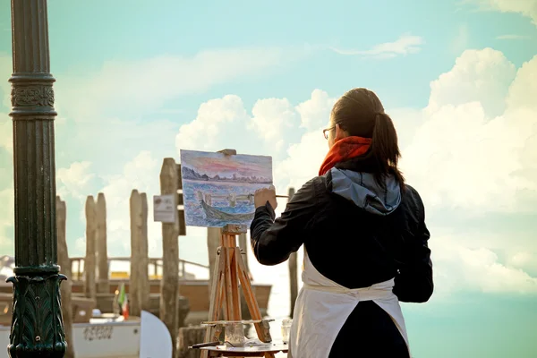 Benátky, Itálie - 13 dubna 2015: Neznámý umělec barvy gondoly na laguně Benátkách město v časných ranních hodinách. — Stock fotografie