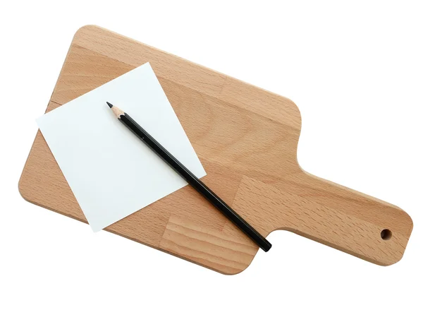 Trä skärbräda med Tom vit Obs papper och penna isolerad på vit bakgrund (urklippsbana) — Stockfoto