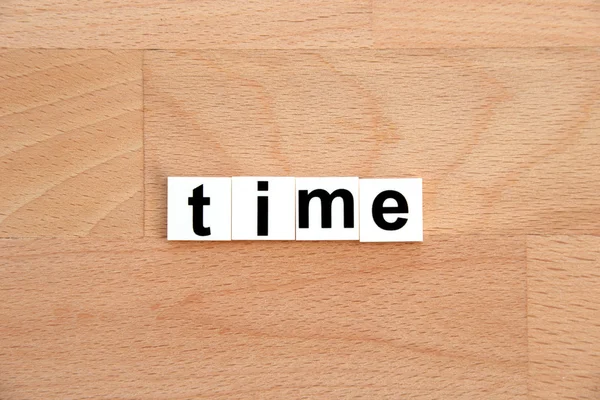 木製の背景の時間単語ブロック — ストック写真