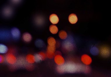 Gece şehrin arka plan ile ıslak pencere