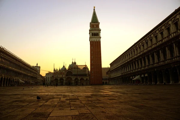 Venedik: St Mark günbatımında kare silüeti