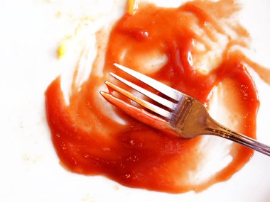 domates sosu çatal plaka ile