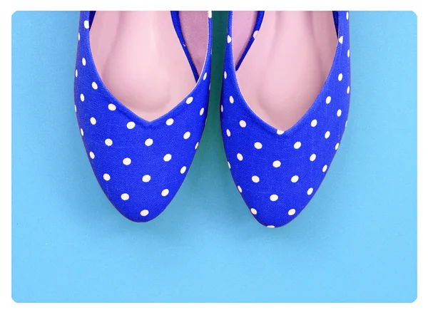 Vintage polka dot shoes no fundo azul — Fotografia de Stock