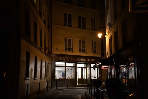 फ्रांस, पेरिस 15 अप्रैल 2015: 15 अप्रैल 2015 को पेरिस, फ्रांस में प्रसिद्ध नोट्रे डेम डी पेरिस के पास पारंपरिक पेरिस होटल में नाइट स्ट्रीट दृश्य — स्टॉक फ़ोटो, इमेज