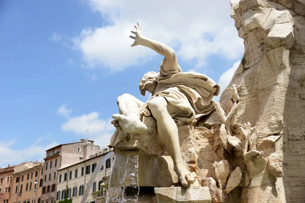 Рим, Италия - 18 апреля 2015 года: Туристы посещают площадь Пьяцца Навона с фонтаном в Риме, Италия. Рим - один из самых посещаемых городов Европы и мира — стоковое фото