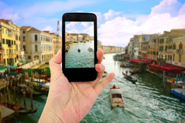Fotoğraf, telefon, akıllı, kamera, simge, kullanım, tekne, Fotoğrafçılık, açık, insan, İtalyan, seyahat, İtalya, görünümü, Avrupa, destinasyon, Yetişkin, telefon, erkek, dışında Venedik, cep telefonu, insanlar, beyaz, teknoloji, turizm, tarihi, kanal, kilise, youn