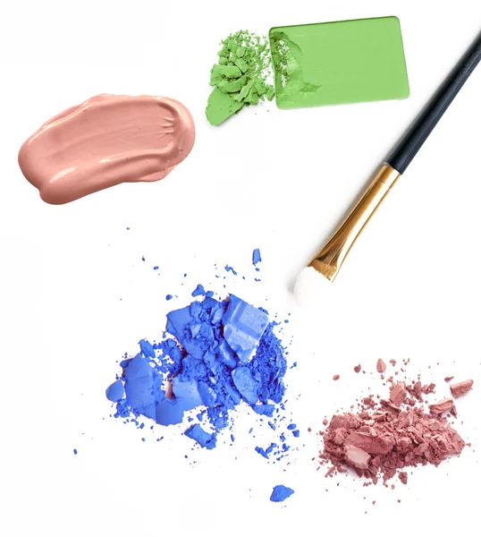 Kosmetikmuster, blauer Lidschatten, Foundation auf Weiß — Stockfoto