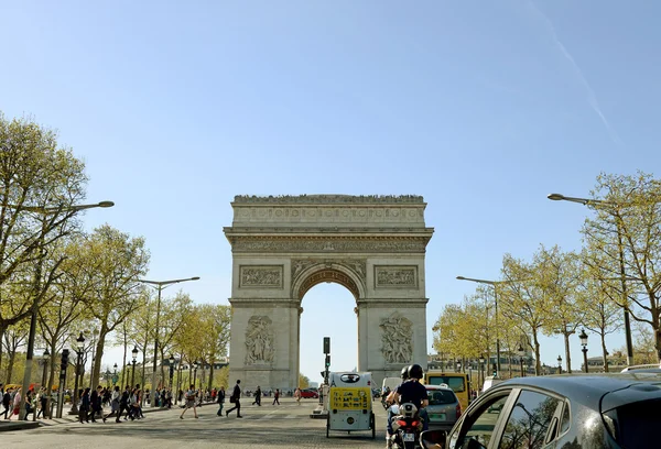 पेरिस 14 अप्रैल 2015: आर्क डी ट्रायम्फे पेरिस में 14 अप्रैल 2005 को वसंत की शुरुआत में चैंप्स एलिसी में यातायात प्रवाह . — स्टॉक फ़ोटो, इमेज