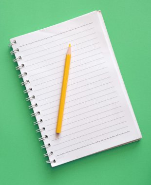 boş telli defter ve sarı ahşap kalem Üstten Görünüm
