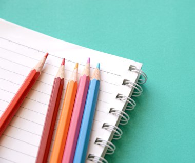 Renkli kalem ile eskiz defteri