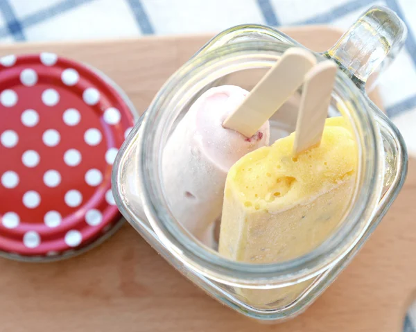 Bovenaanzicht van icecream stick in fles glas — Stockfoto