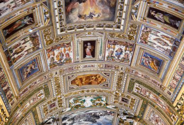 Vatikan - 18 Nisan 2015: Tavanda Vatican Museums galerileri birinde 18 Nisan 2015 Roma, İtalya.