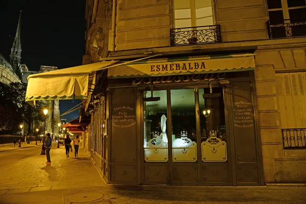 PARIS-ABRIL 15 2015: Restaurante cafetería de París por la noche el 15 de abril de 2015 en París. París es la capital y la ciudad más grande de Francia . — Foto de Stock