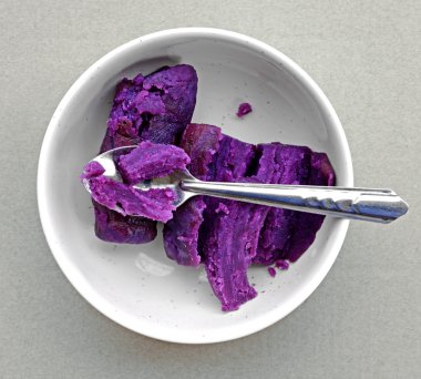 Kabın içinde mor Peru patates