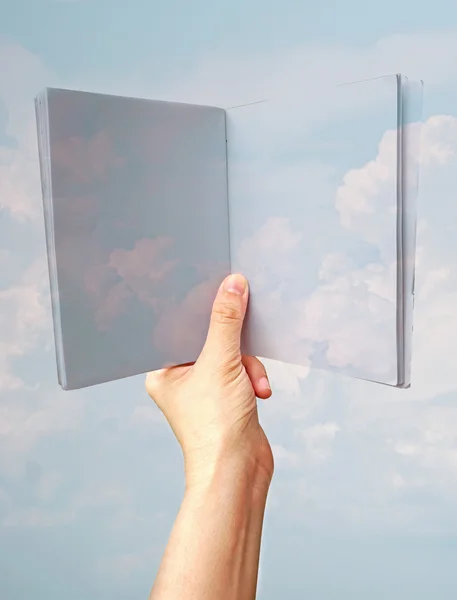 Conceito de imaginação, mão segurar livro de céu azul e nuvens — Fotografia de Stock