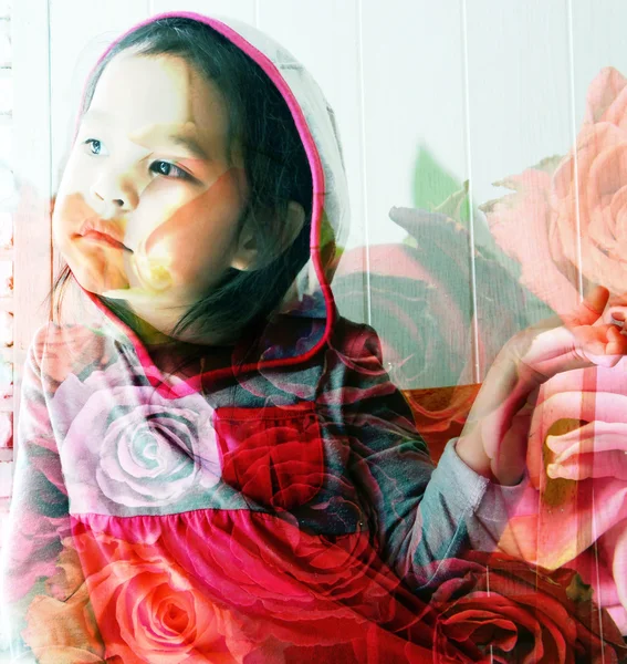 Doble exposición retrato de niña linda con rosas de fondo —  Fotos de Stock