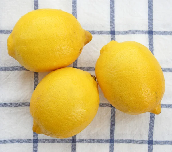 Лимон на голубой скатерти — стоковое фото