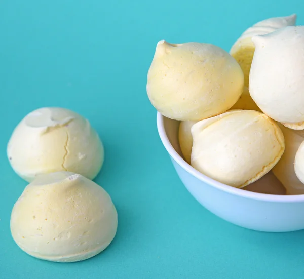 Schuimgebakjes in kom close-up — Stockfoto