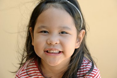 Gülümseyen sevimli küçük kız yakın çekim