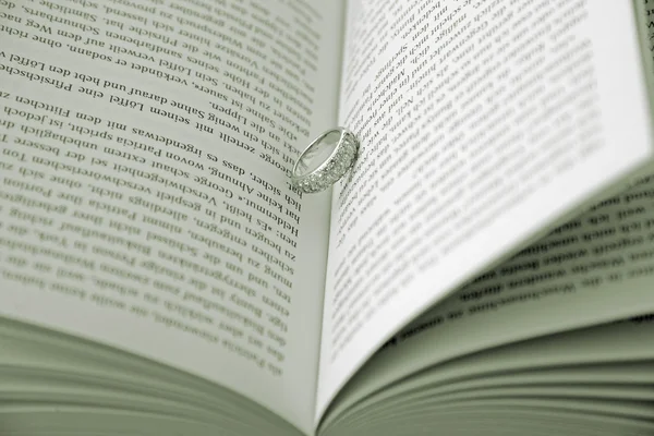 Prsten na stránce knihy — Stock fotografie