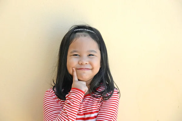 Menina sorrindo e pensando — Fotografia de Stock