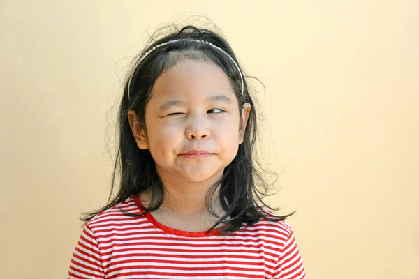 Kis lány hunyorítva szem — Stock Fotó