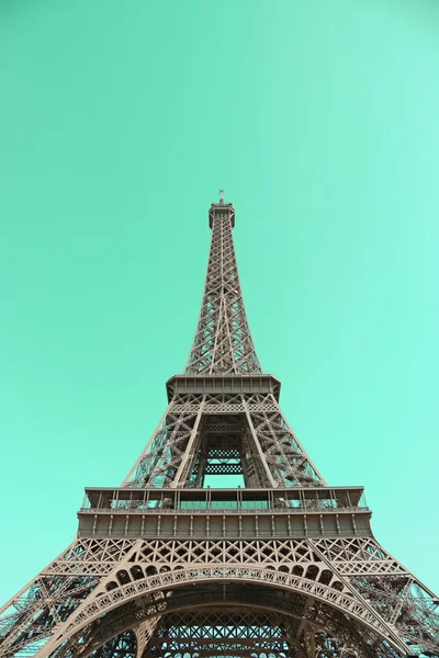 Эйфелева башня на зеленом фоне — стоковое фото