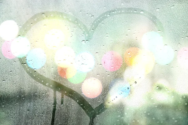 Pluie d'automne, cœur sur verre - concept d'amour — Photo