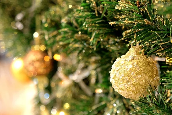 Primer plano de las decoraciones del árbol de Navidad — Foto de Stock