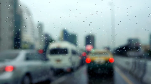 Janela chuvosa no trânsito — Fotografia de Stock