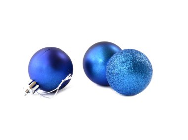 Beyaz zemin üzerine mavi Noel topları ayır.