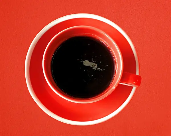 Rote Tasse heißen Kaffee, Draufsicht. — Stockfoto