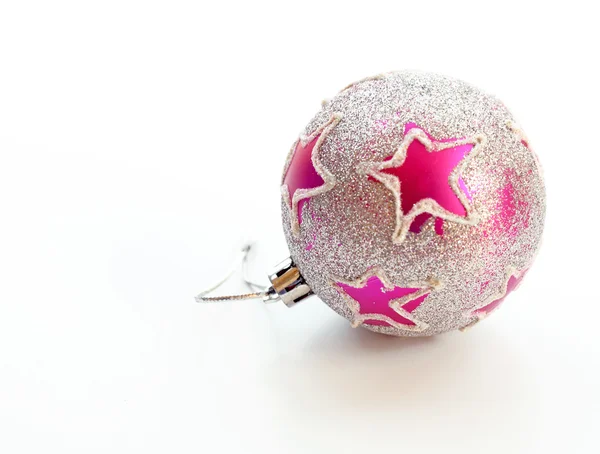 Schöne rosa Weihnachtskugel mit funkelndem Ornament isoliert auf weißem Hintergrund — Stockfoto