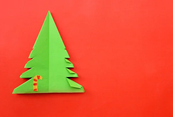 Origami carta albero di Natale su sfondo rosso — Foto Stock