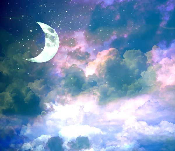 Nieuwe maan op blauwe hemel met sterren glanzende avond — Stockfoto