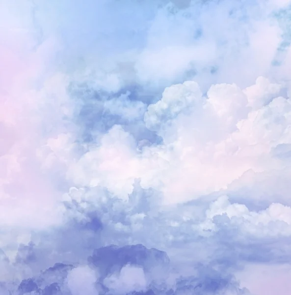 Vintage bakgrund i blå nyans med moln Stockbild