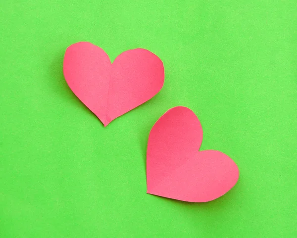 Cuori di carta rosa su sfondo verde — Foto Stock