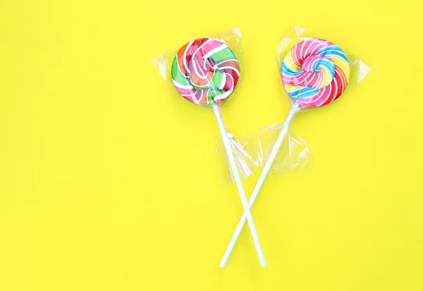 Coloridas piruletas dulces en plástico transparente . — Foto de Stock