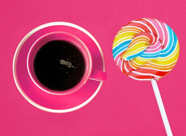 Tasse de café et sucette de bonbons de Noël — Photo